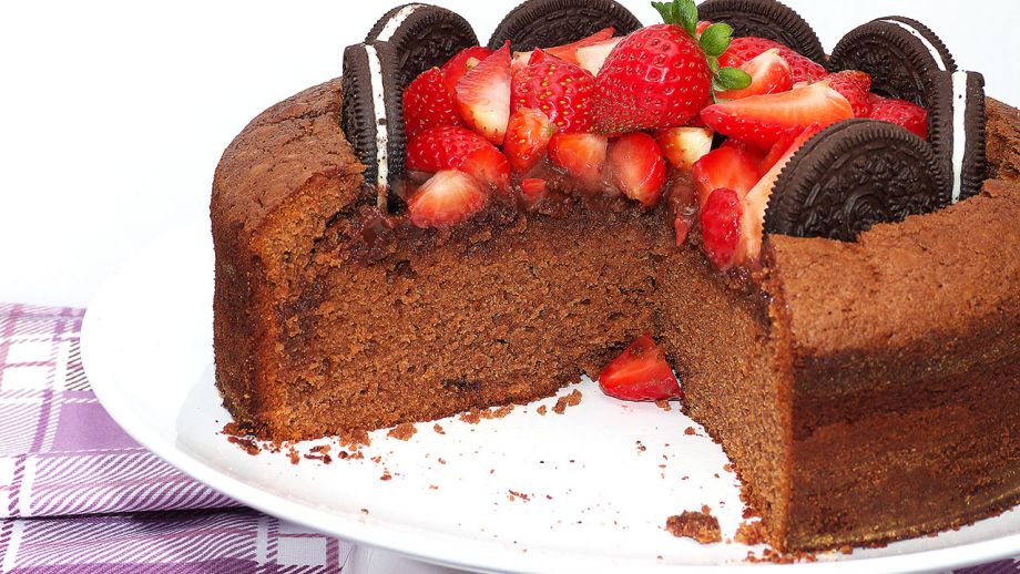 como decorar un bizcocho de chocolate bizcocho de chocolate con fresas y oreos animateacocinar como decorar un bizcocho de chocolate bizcocho de chocolate con fresas y oreos animateacocinar