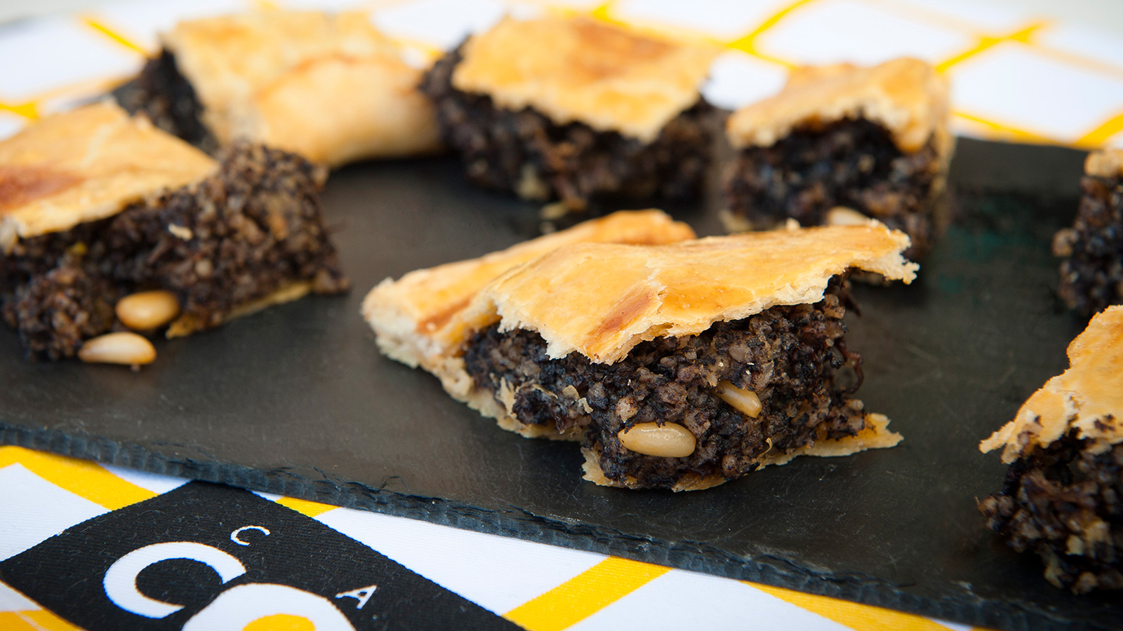 Resultado de imagen de hojaldre de morcilla y piñones